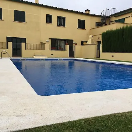 Casa Unifamiliar Con Piscina.
