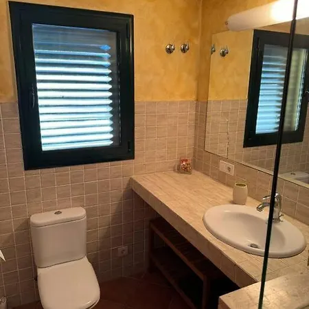 Casa Unifamiliar Con Piscina. *