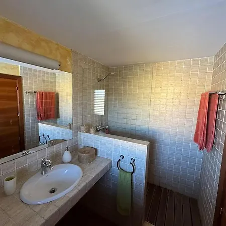 Casa Unifamiliar Con Piscina.
